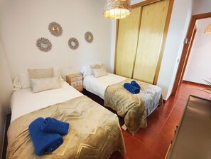 2 makuuhuonetta, silitysrauta/-lauta, ilmainen Wi-Fi, vuodevaatteet