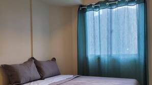 A bedroom with a bed, pillows, and a curtain. - Apartamento da Cor do Mar - VR-1202 (Recife)
