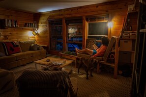 Chimenea, futbolito, libros, biblioteca de música