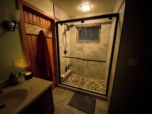 Shared bathroom - Llama House ADK (Wevertown)