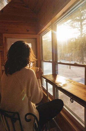 Chimenea, futbolito, libros, biblioteca de música