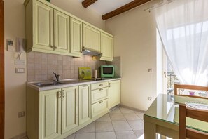 Geladeira, micro-ondas, cooktop, cafeteira/chaleira