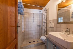 Dusche, Haartrockner, Handtücher