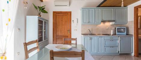 Kjøleskap, mikrobølgeovn, kokeplater og kjøkkenutstyr