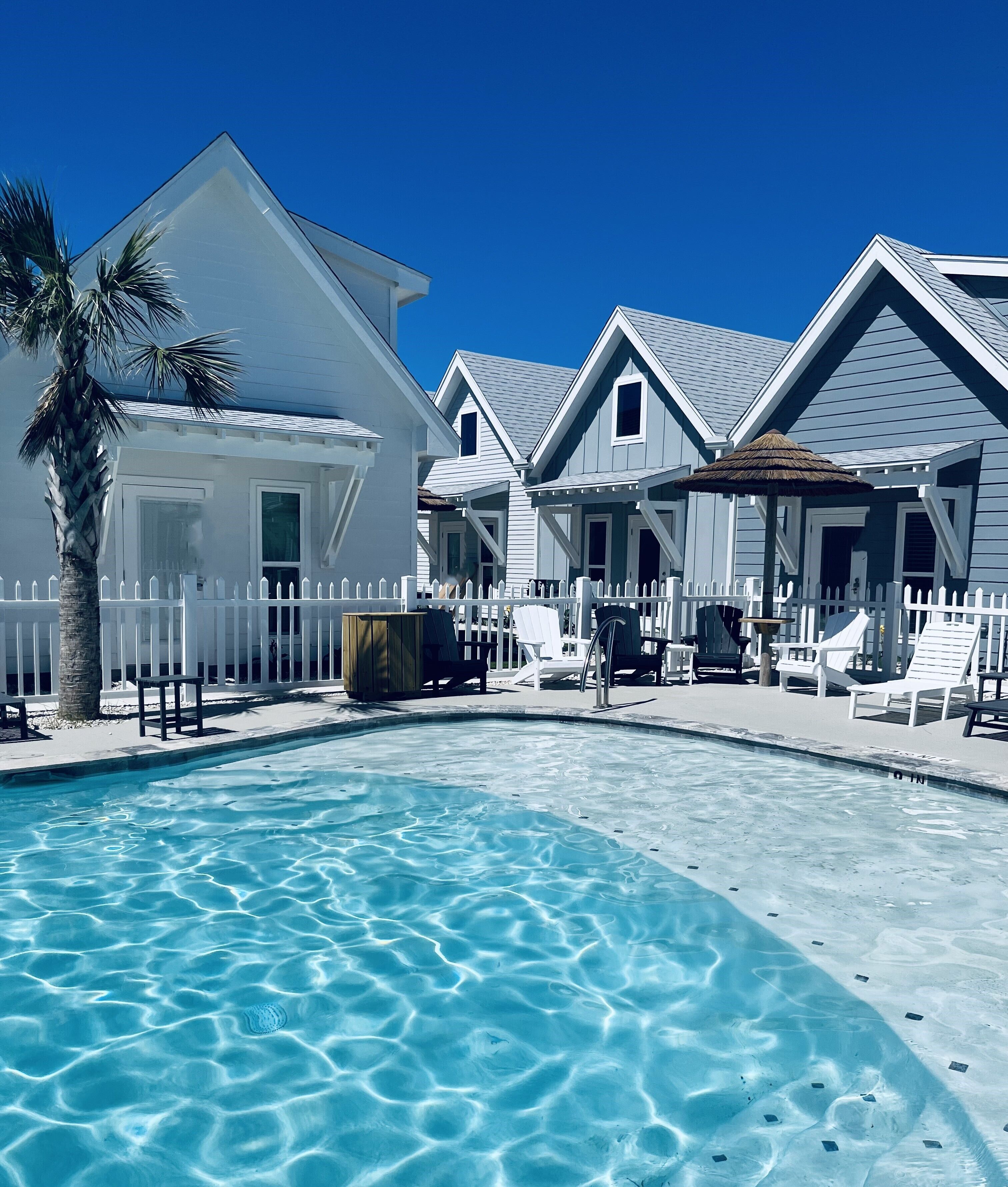 Utendørsbasseng og et oppvarmet basseng