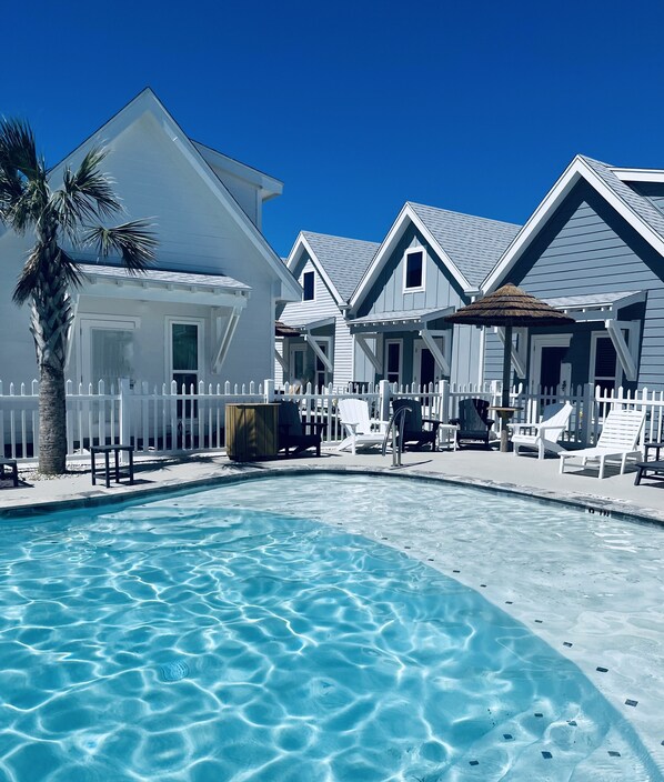 Alberca al aire libre y alberca climatizada