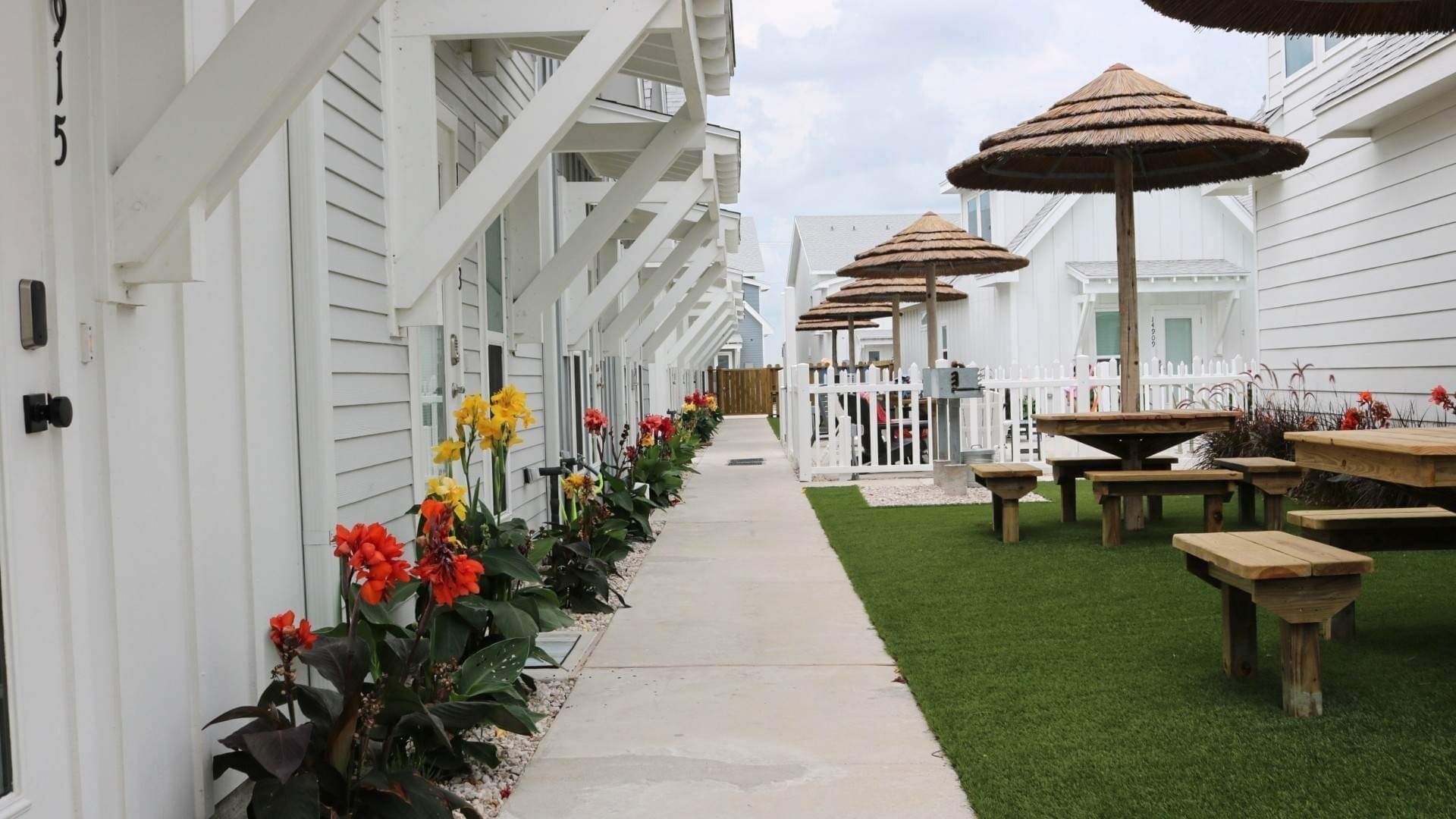 See Spot’s Sea Shack, new at Smugglers Cove, 6 min walk to beach ❤️ Winter Texans