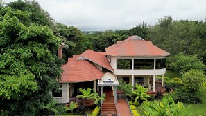 Mặt tiền nơi lưu trú