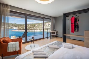 Una habitación de hotel moderna con balcón y vistas panorámicas al mar.