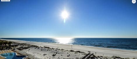 Plage, chaises longues
