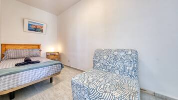 2 bedrooms, iron/ironing board, travel cot, free WiFi
