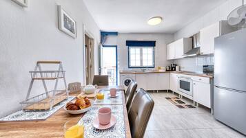 Een koelkast, een magnetron, een oven, een kookplaat