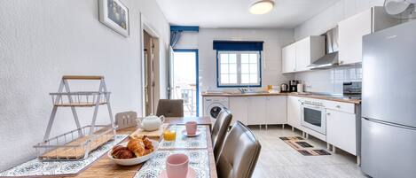 冰箱、微波炉、烤箱、炉灶