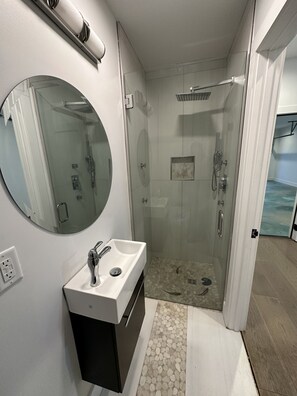 Dusche, Whirlpool, Bidet, Handtücher
