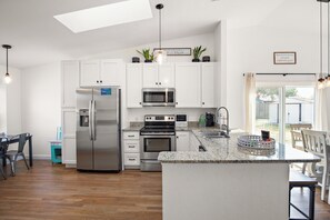 Fridge, microwave, oven, stovetop - Beautiful Summer Home, exceptionally clean, great outdoor space with fire pit! (Port Orange)