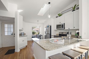 Fridge, microwave, oven, stovetop - Beautiful Summer Home, exceptionally clean, great outdoor space with fire pit! (Port Orange)