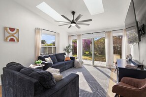 Smart TV, offices - Beautiful Summer Home, exceptionally clean, great outdoor space with fire pit! (Port Orange)