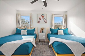 3 Schlafzimmer, Schreibtisch, Bügeleisen/Bügelbrett, Reisekinderbett