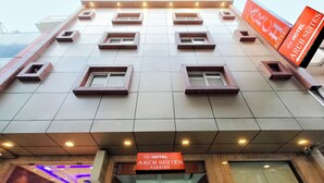 A hotel entrance with a sign for 'Arch Suites Parking'. - Hotel Arch Suites (New Delhi)