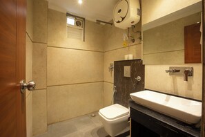 Deluxe Room, 1 King Bed, Private Bathroom | Bathroom | Shower, rainfall showerhead, free toiletries, hair dryer - Hotel Arch Suites (New Delhi)