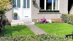A house with a white front door, a small garden with flowers, and a window with a view. - 3 bedroom accommodation in Ceres, near Cupar (Ceres, near Cupar)