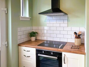 Oppvaskmaskin og høy barnestol