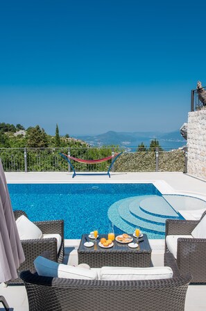 Piscine extérieure en saison