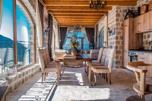 Frigobar, horno, lavavajillas y periquera