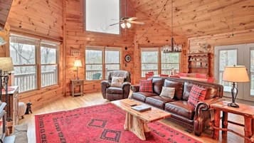 Smart-tv, eldstad, dvd-spelare och ett bordtennisbord