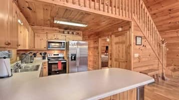 Kylskåp, mikrovågsugn, ugn och spishäll