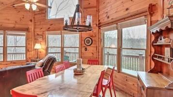 Smart-TV, Kamin, DVD-Player, Tischtennisplatte