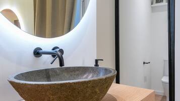 Een bad, een haardroger, handdoeken