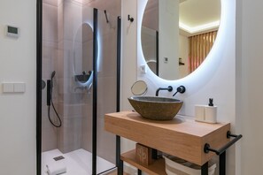 Badewanne, Haartrockner, Handtücher