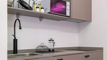 Een koelkast, een magnetron, een koffiezetapparaat/waterkoker