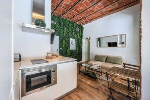 Fridge, microwave, coffee/tea maker, electric kettle - Cozy apartment in the Plaza de Callao (Madrid)