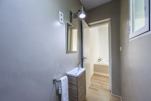 Bathtub, hair dryer, towels