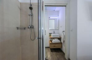 Shower, hair dryer, towels - Cozy and modern studio in Callao (Madrid)