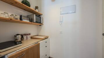 Refrigerador, microondas, cafetera y tetera y tostadora