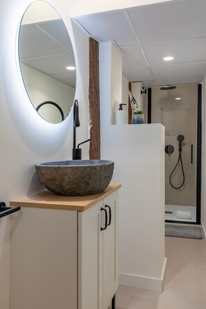 Shower, hair dryer, towels - Apartment in the center - Callao (Madrid)