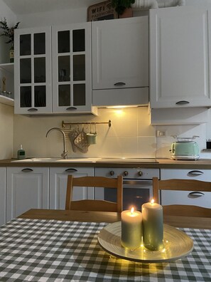 Kühlschrank, Mikrowelle, Ofen, Herdplatte