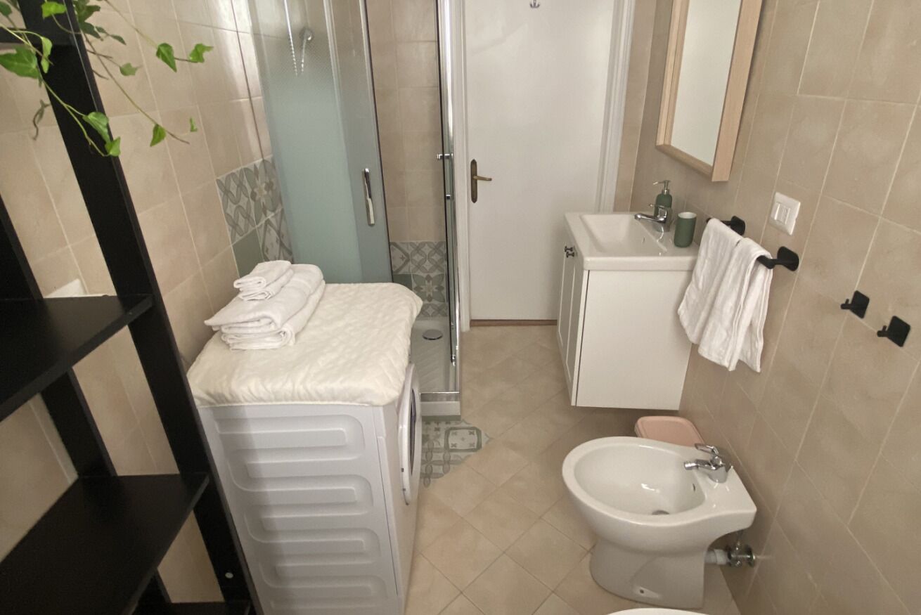 Douche, sèche-cheveux, bidet, serviettes fournies