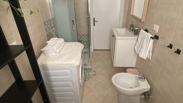 Dusche, Haartrockner, Bidet, Handtücher