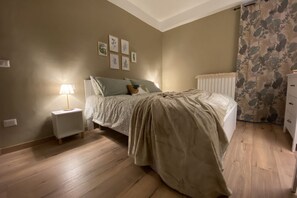 1 chambre, bureau, fer et planche à repasser, lit parapluie