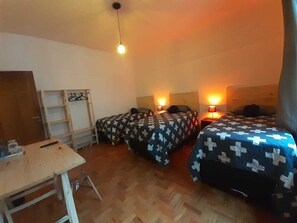 Kolmen hengen huone | Yksilöllisesti sisustettu, yksilöllisesti kalustettu, ilmainen Wi-Fi