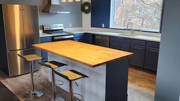 Kylskåp, mikrovågsugn, ugn och spishäll