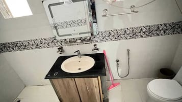 Regadera, amenidades de baño de diseñador, toallas, jabón 