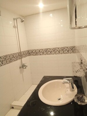 Shower, designer toiletries, towels, soap - Serere Guest House Skardu (Skardu)