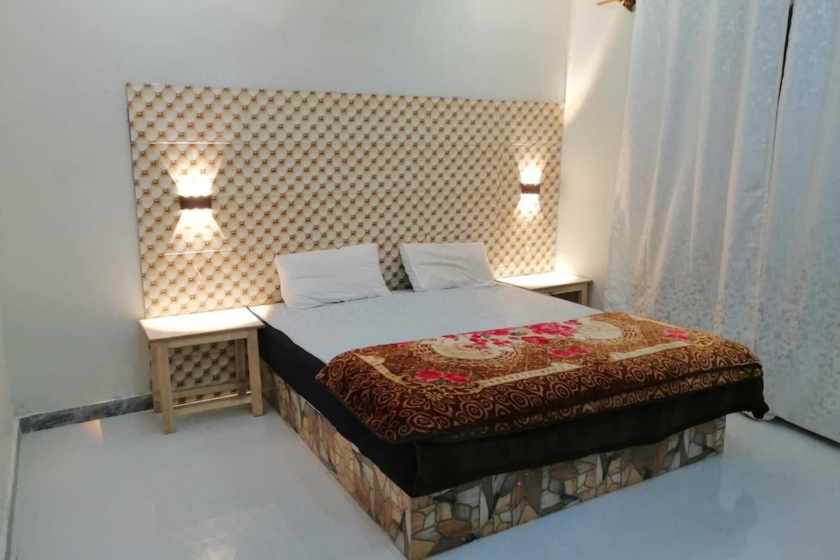 Deluxe Double Room | Iron/ironing board, free WiFi, bed sheets