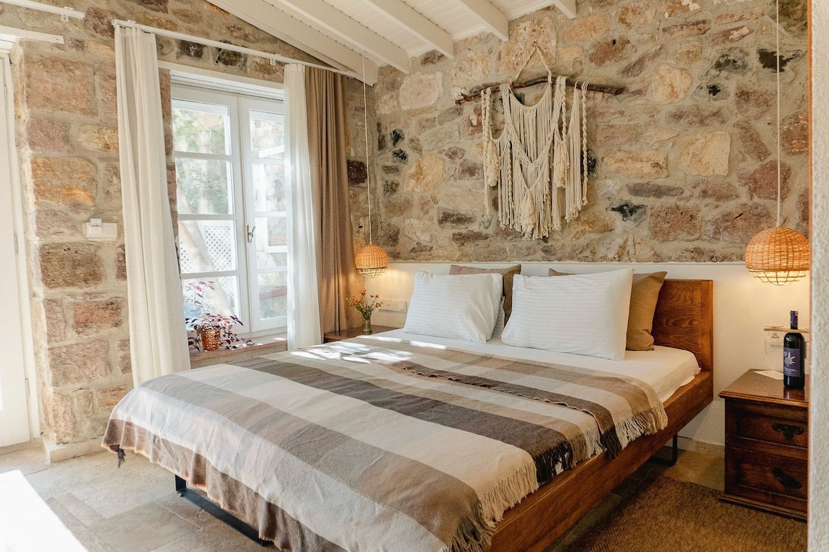 1 bedroom, Egyptian cotton sheets, premium bedding, pillowtop beds