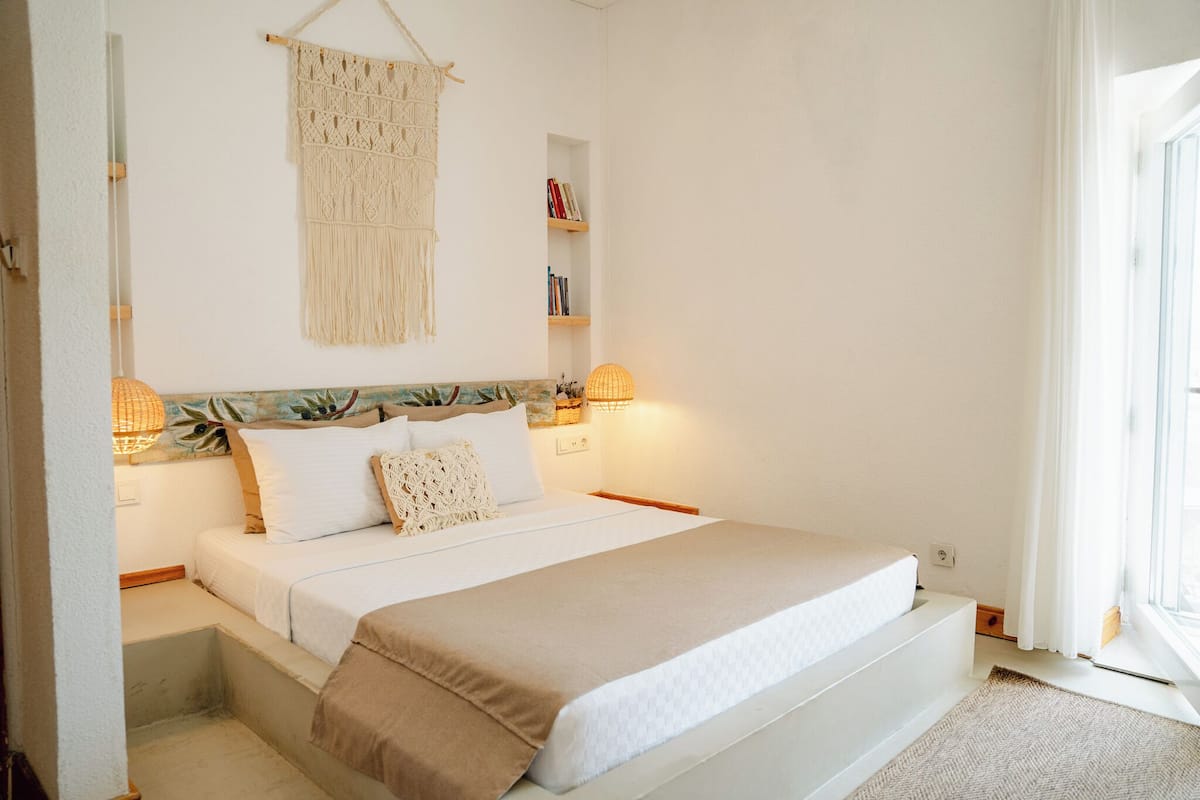 King Suite | Egyptian cotton sheets, premium bedding, pillowtop beds